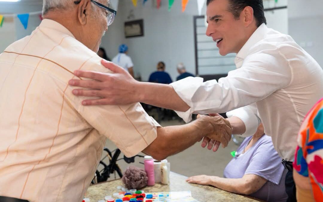 Miguel Flores dona su sueldo a casa para adultos mayores