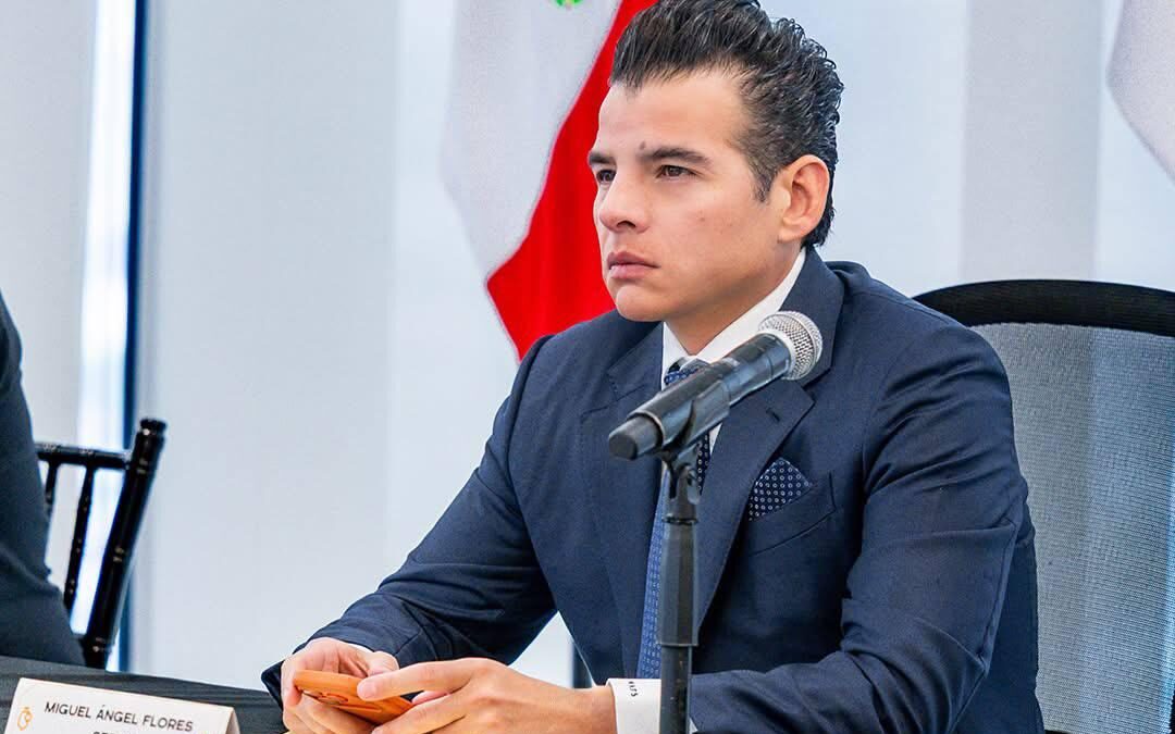 Promueve Mike Flores la prevención del cáncer de mama y el acceso a servicios gratuitos