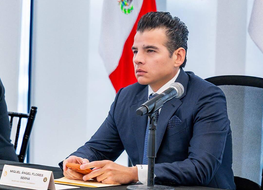 Promueve Mike Flores la prevención del cáncer de mama y el acceso a servicios gratuitos
